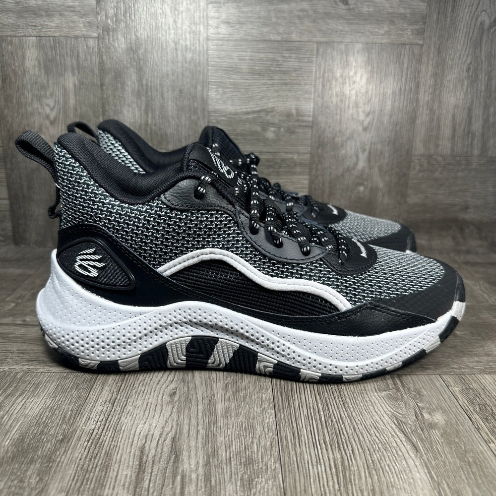 Under Armour Basketball Shoes Men 7 Black White Mesh NEW 3027626-001